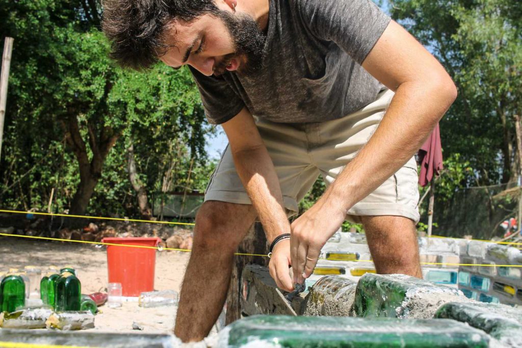 João a construir casa em voluntariado na Ásia, Camboja
