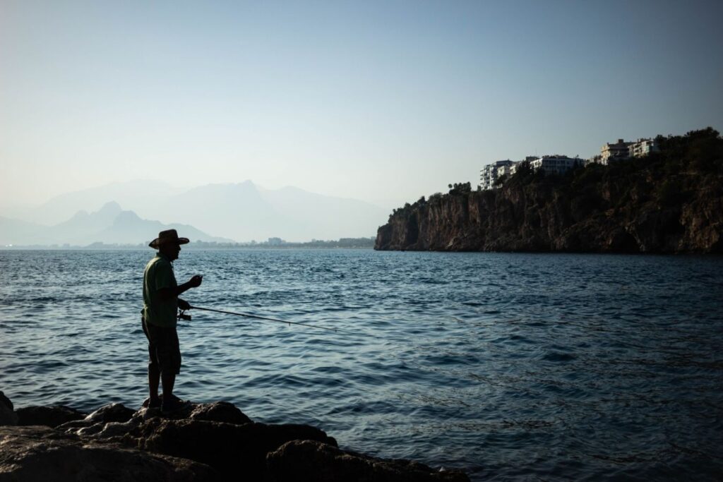 Pescador em Antalya, no sul da Turquia