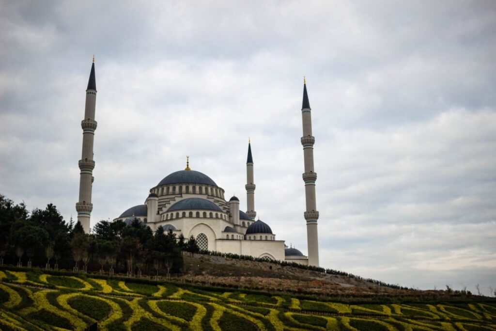 Vista para o jardim e o exterior da mesquita Çamlıca em Istambul