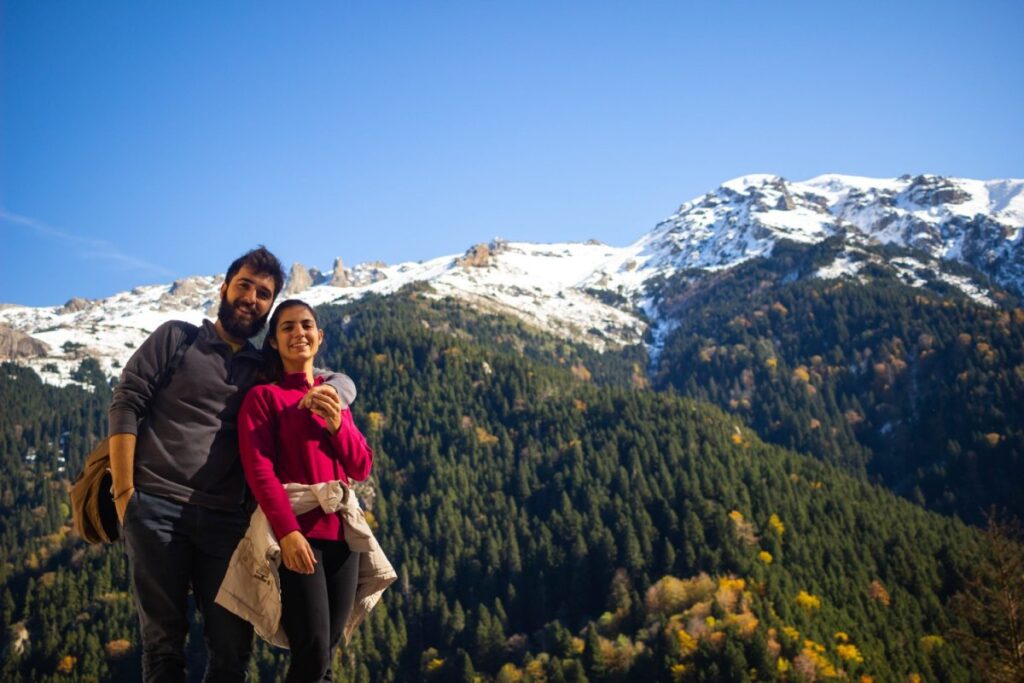 Ana e João com as montanhas do norte da Turquia ao fundo