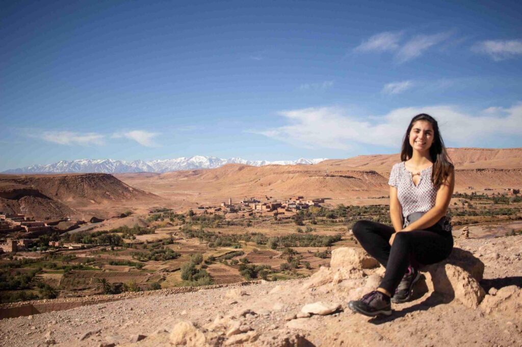 Ana no Ksar de Ait-Ben-Haddou em Marrocos