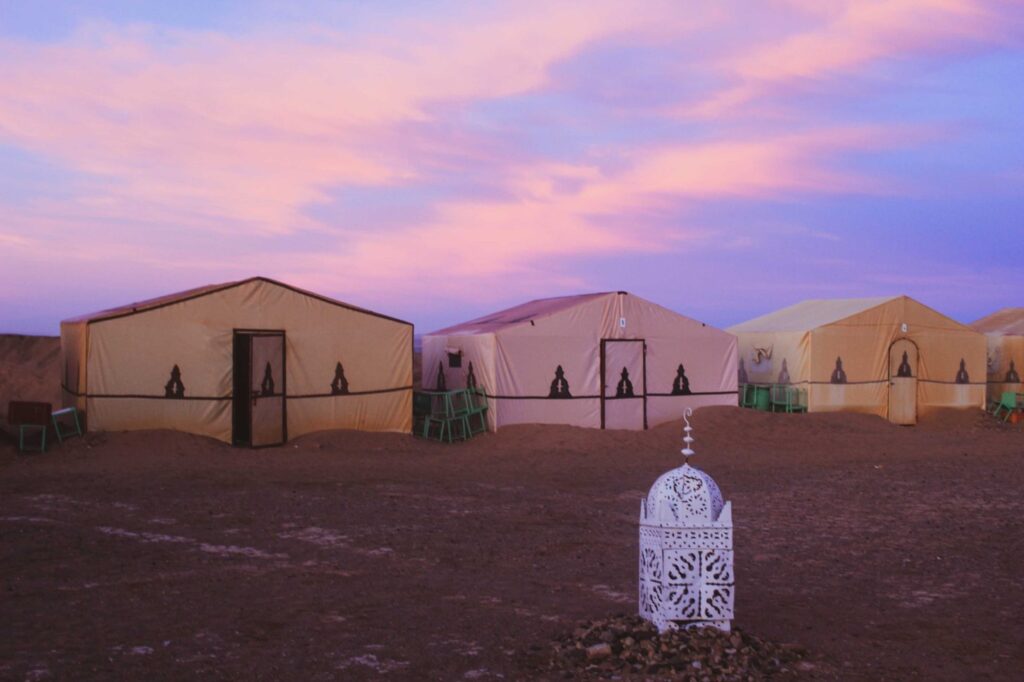 Tendas ao amanhecer no acampamento no Deserto de Zagora em Marrocos