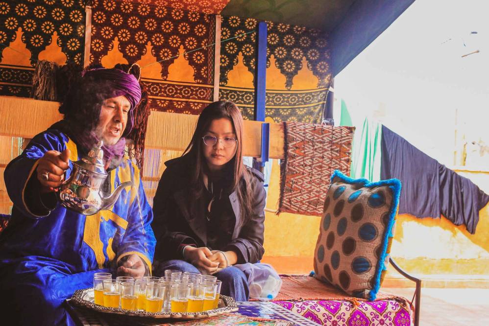 Marroquino a servir chá a uma rapariga chinesa