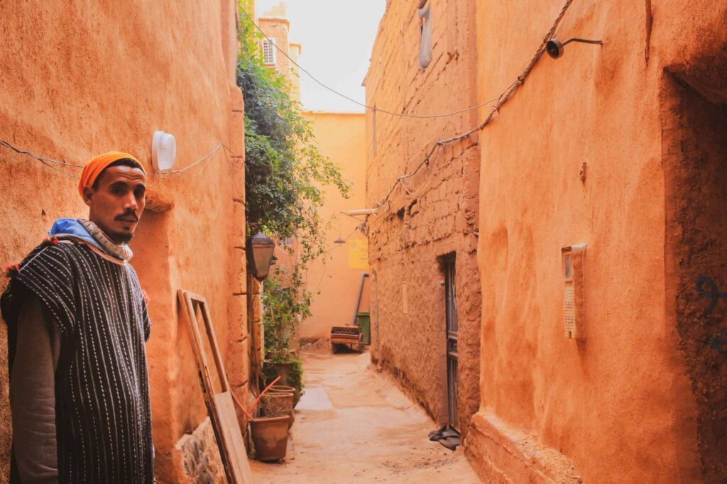Guia marroquino numa rua estreita do sul de Marrocos