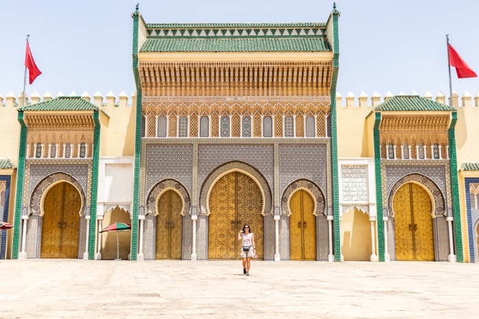 Ana na fachada do Palácio Real de Fez