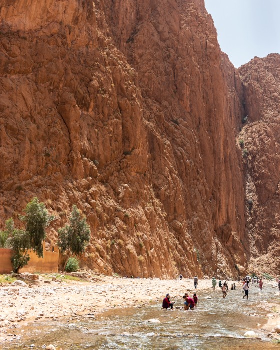 Desfiladeiro e rio no Vale de Todra, Marrocos