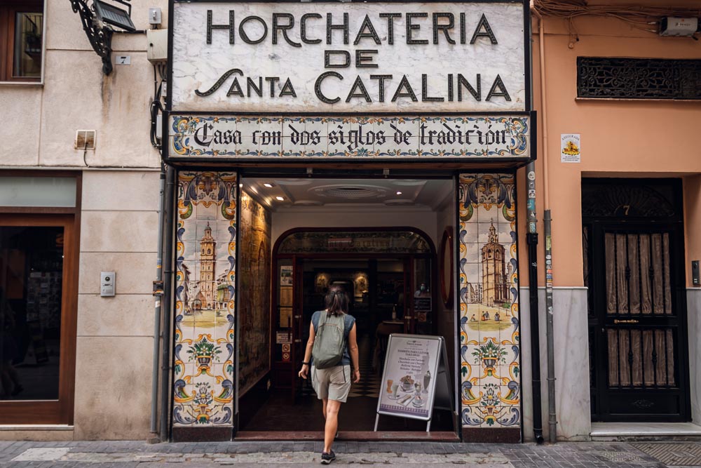 Ana a entrar para a Horchateria de Santa Catalina em Valência