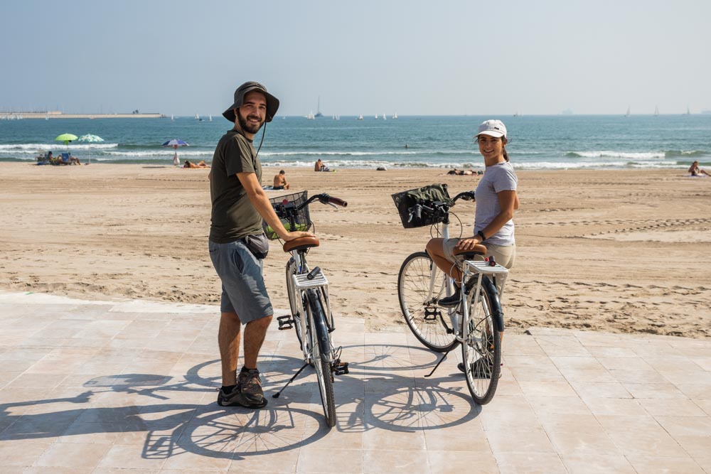 Ana e João com as bicicletas na praia em Valência