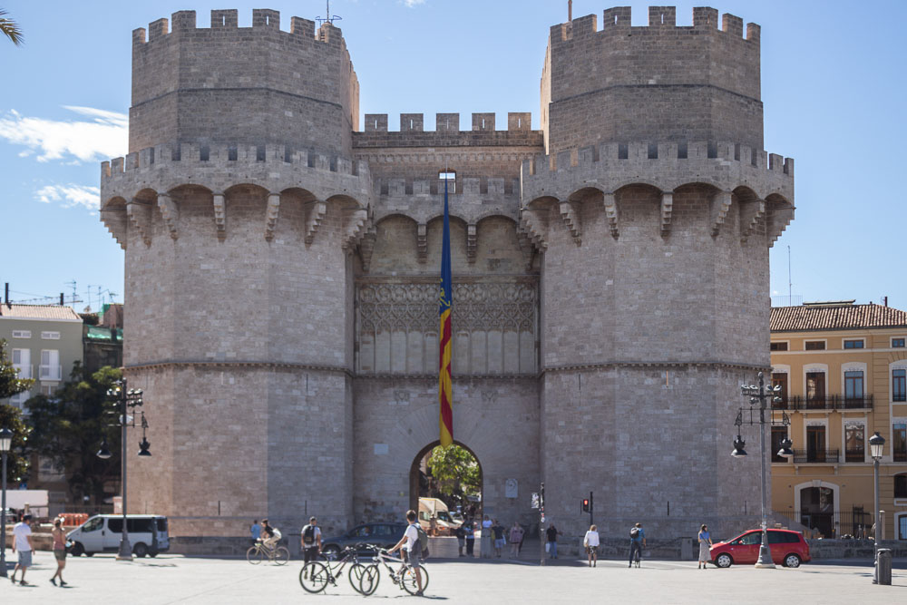 João com as bicicletas em frente à fachada da Torre dos Serranos em Valência