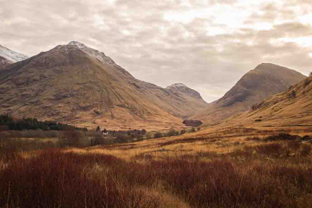 Vista ampla para o vale Glencoe nas Highlands escocesas