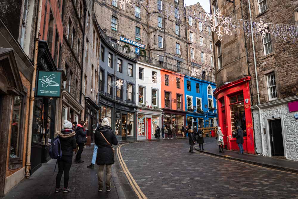 Pessoas a visitar Edimburgo na Victoria Street