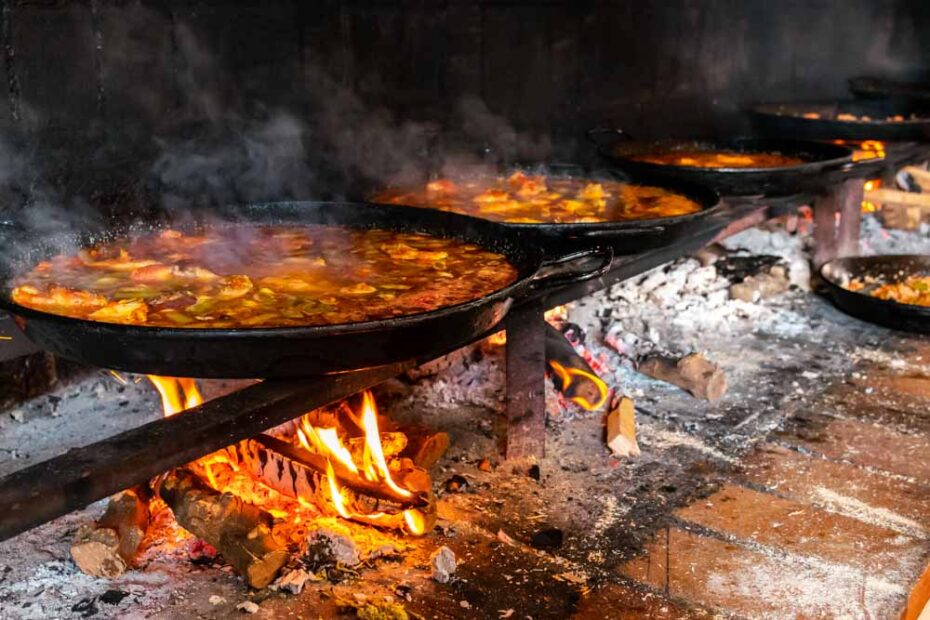 Cozinhar no fogo paella em Valência