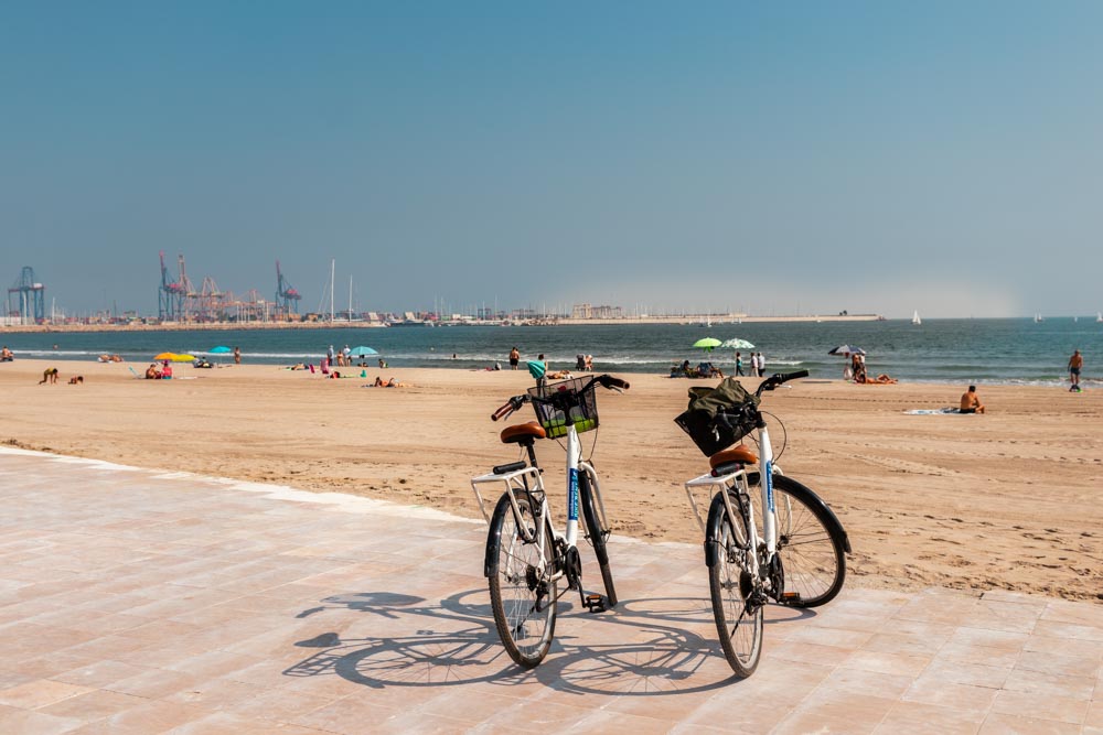 Duas bicicletas em frente ao mar em Valência