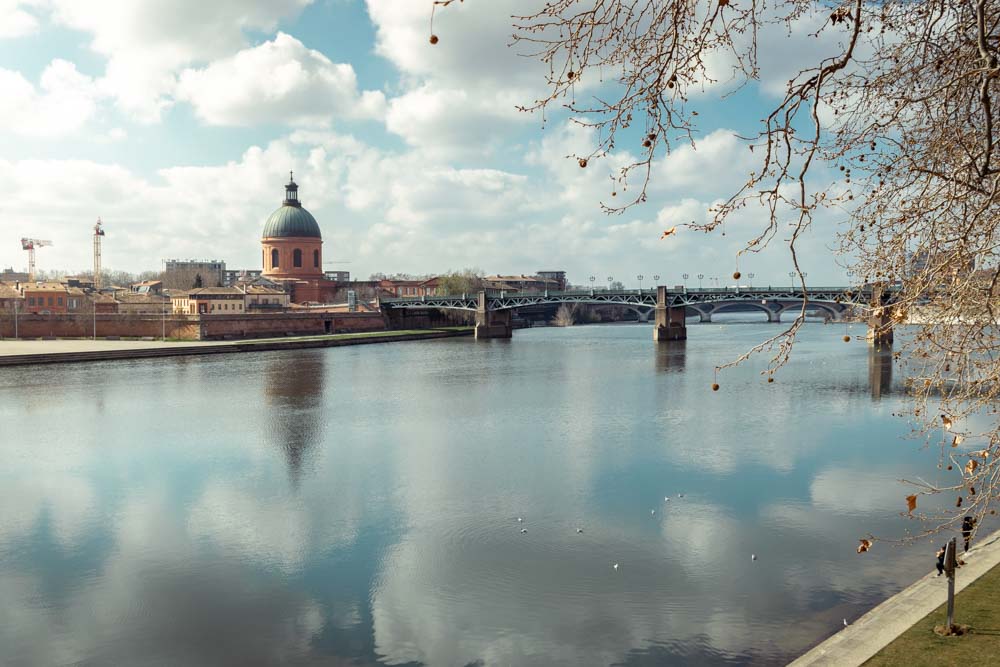Rio Garona e Ponte de Toulouse num dia de sol