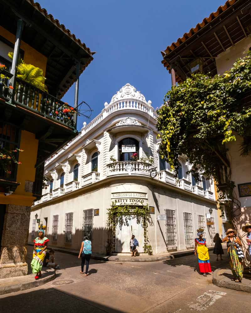 Ruas com pessoas e fachadas de edifícios em Cartagena das Índias