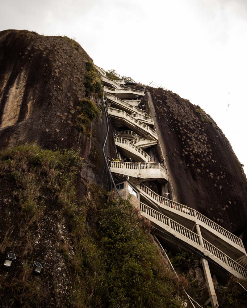 Escadaria em ziguezague na roca de El Peñol