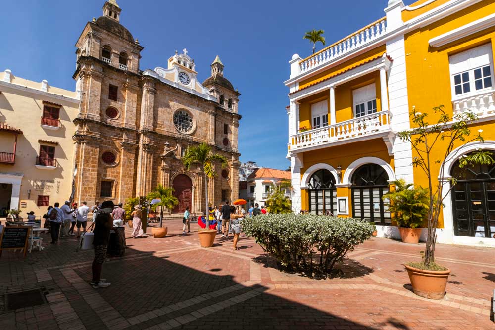 Praça de Cartagena das Índias com a fachada da Igreja de Santo Domingo