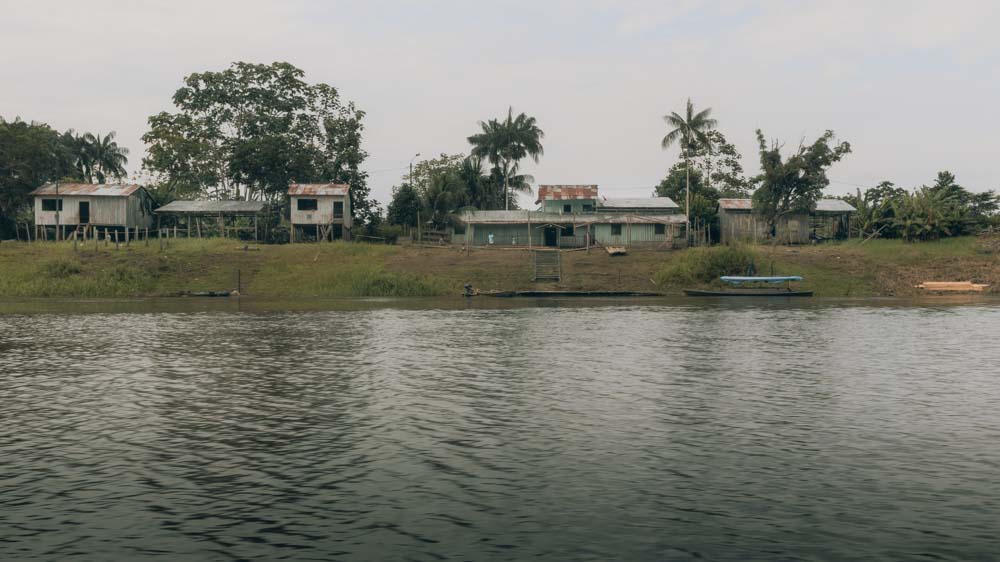 Vista do rio Amazonas para casas das margens