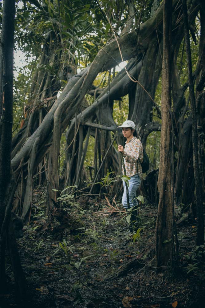 Ana entre a vegetação densa da Amazónia na Colômbia