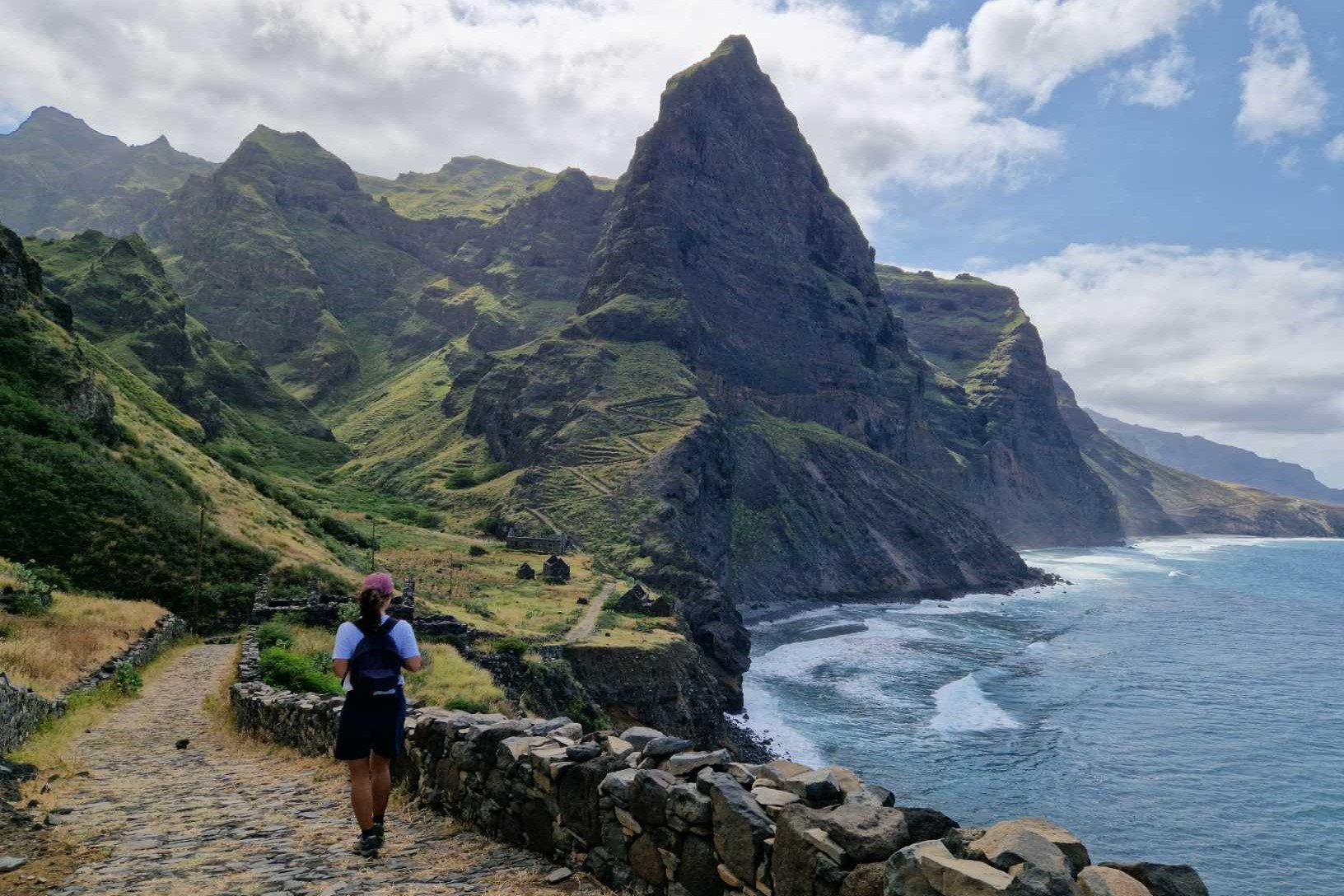 Ana a caminhar em Santo Antão em Cabo Verde