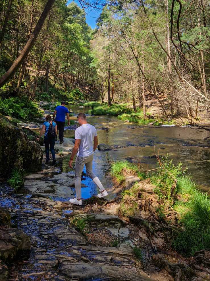 Pessoas a caminhar junto ao Rio Âncora na Cascata do Pincho no Minho