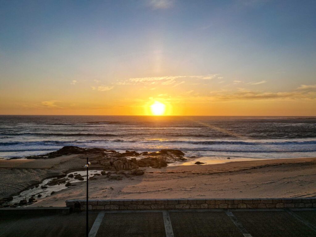 Por do sol em tons de laranja na praia de Moledo do Minho