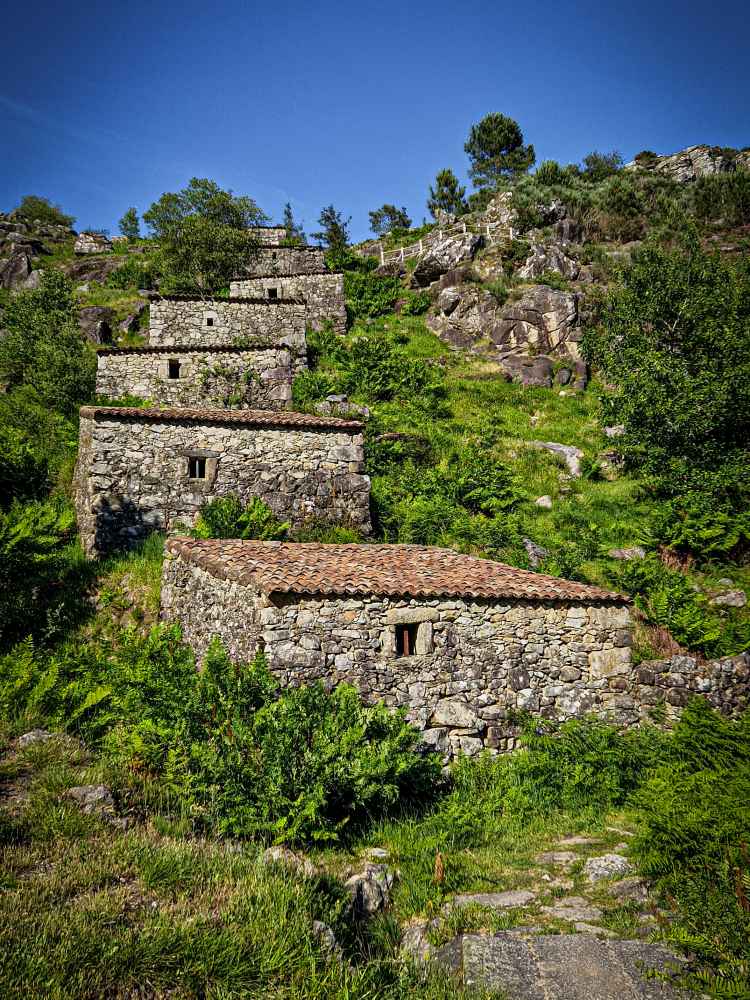 Moinhos de pedra enfileirados encosta acima