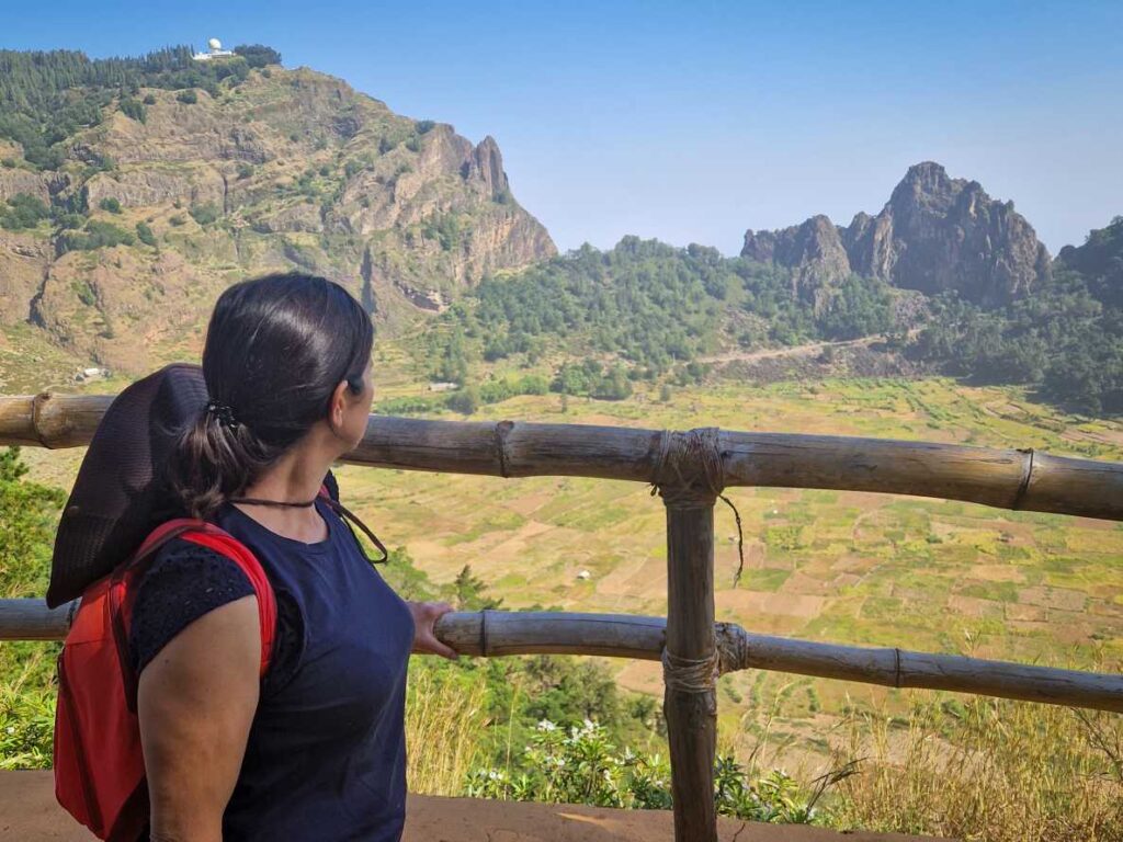 Pessoa no miiradouro da Cratera da Cova a observar a paisagem agrícola