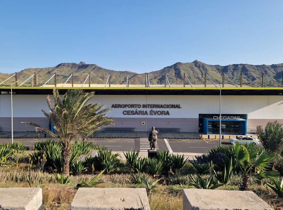 Zona das chegadas do edifício do Aeroporto Internacional Cesária Évora, ponto de entrada para visitar Cabo Verde, São Vicente, com vegetação ao redor