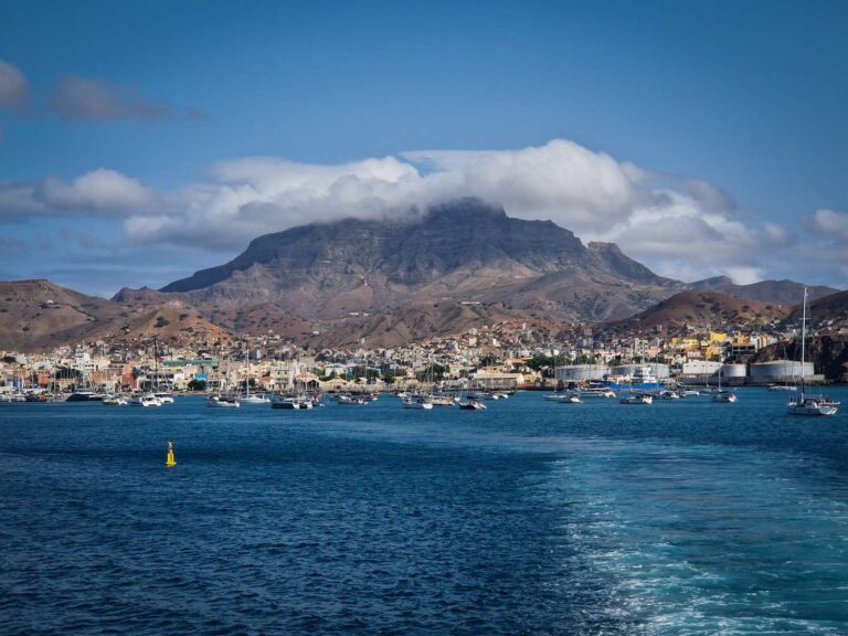 Vista do mar para a cidade do Mindelo em Cabo Verde com muitos barcos na marina e, ao fundo, o Monte Verde
