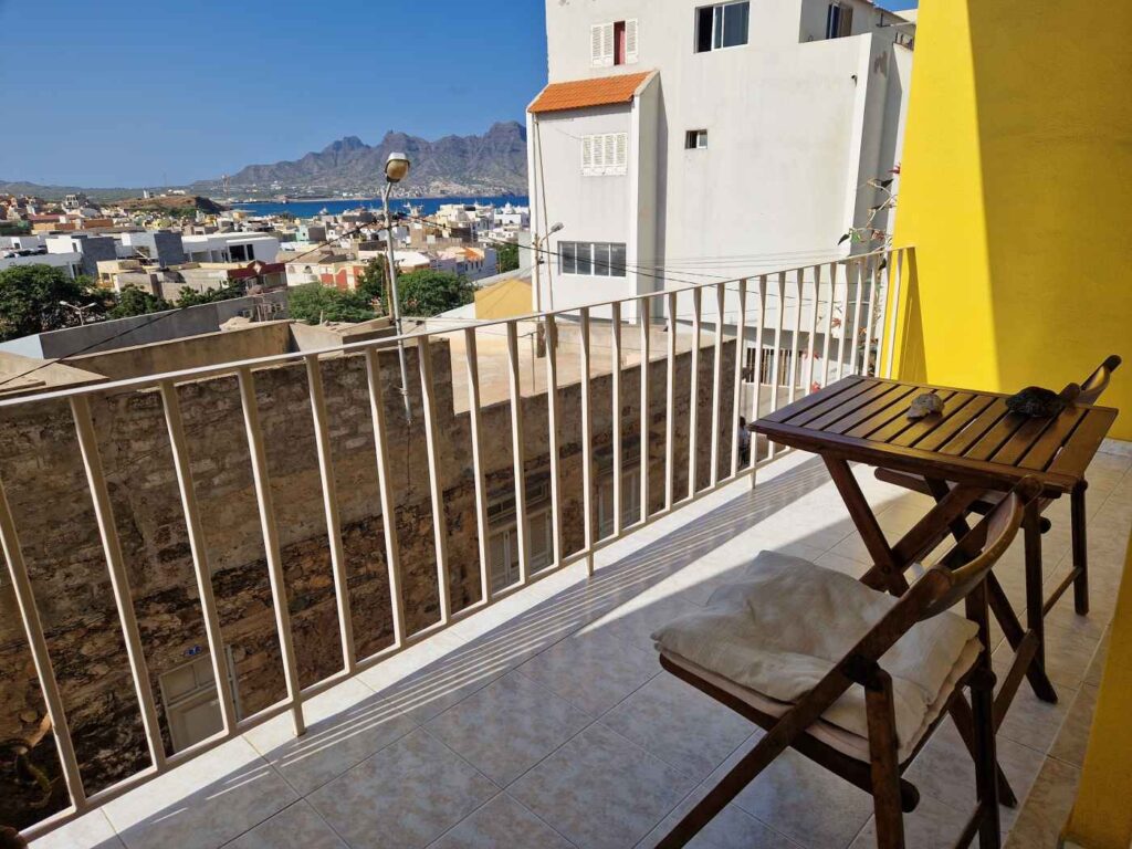 Varanda da Casa Bom Dia, alojamento em Mindelo, Cabo Verde, com vista para a cidade e montanha ao fundo