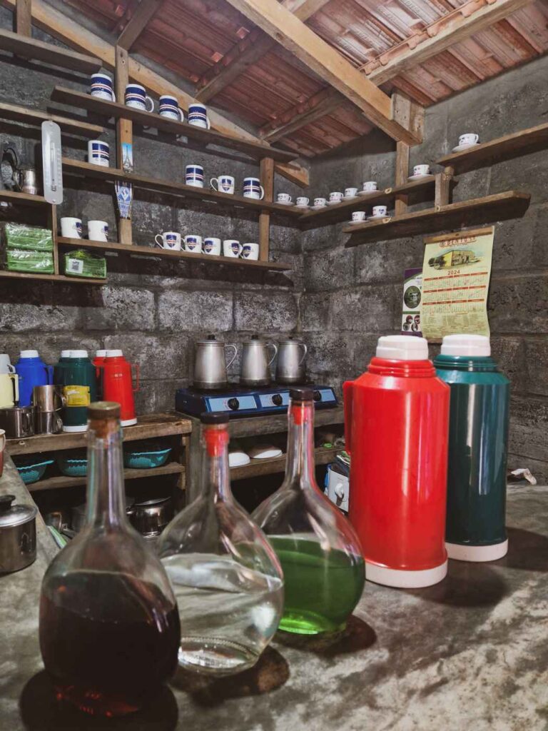 Garrafas várias num balcão no interior de uma casa de pedra em visita ao Monte Verde, Cabo Verde
