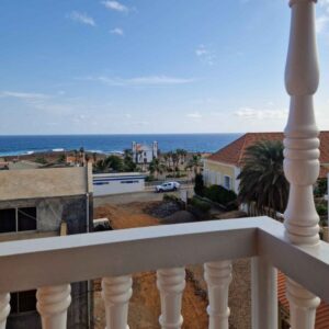 Vista da varanda da Casa Djassi sobre a Igreja e ruas e Ponta do Sol em Santo Antão com o mar azul ao fundo