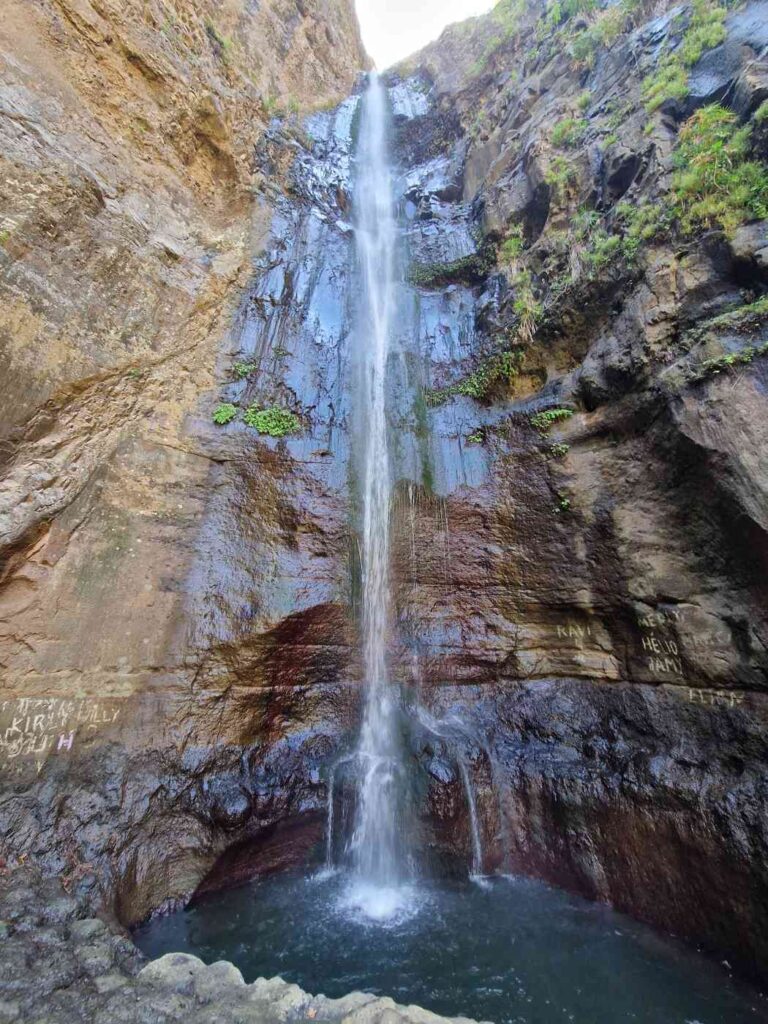 Água a jorrar da Cascata da Vinha, no Xoxô em Santo Antão, sobre o lago por ela formado no fundo