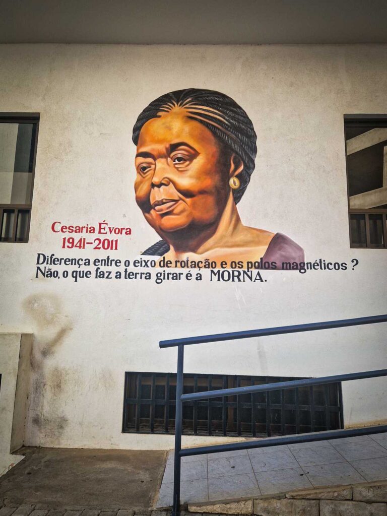 Mural com imagem e frase de Cesária Évora