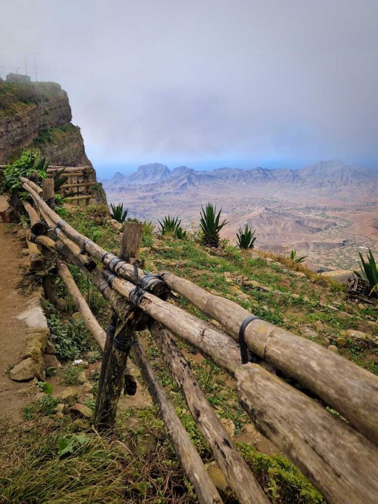 Corrimão em madeira para observação da paisagem desde o Monte Verde em São Vicente
