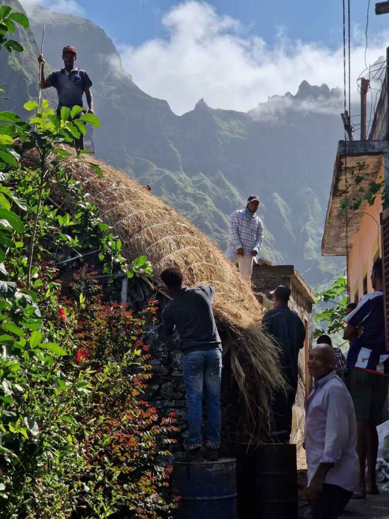 Vários homens a trabalhar num telhado de palha na aldeia da Vinha no Xoxô, em Santo Antão