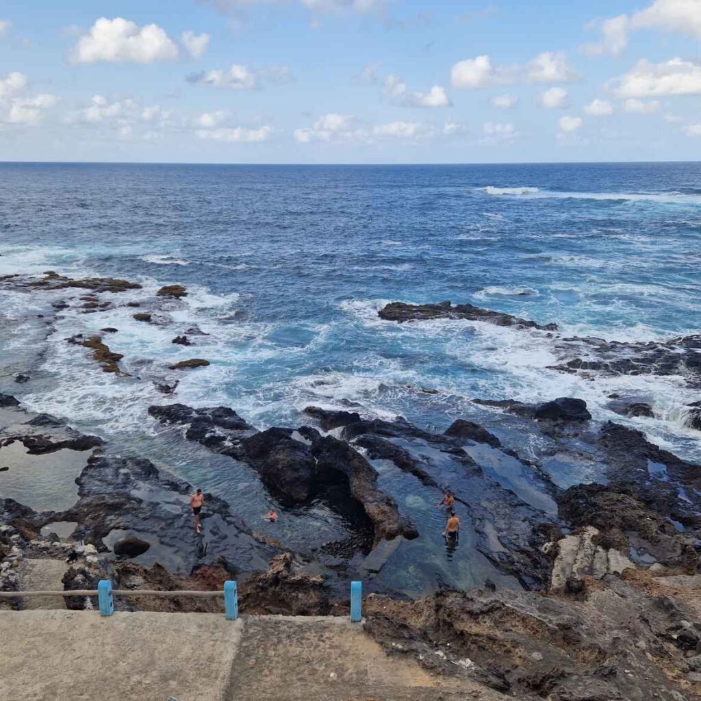 Pessoas a banhar-se nas Piscinas Naturais de Sinagoga, Santo Antão