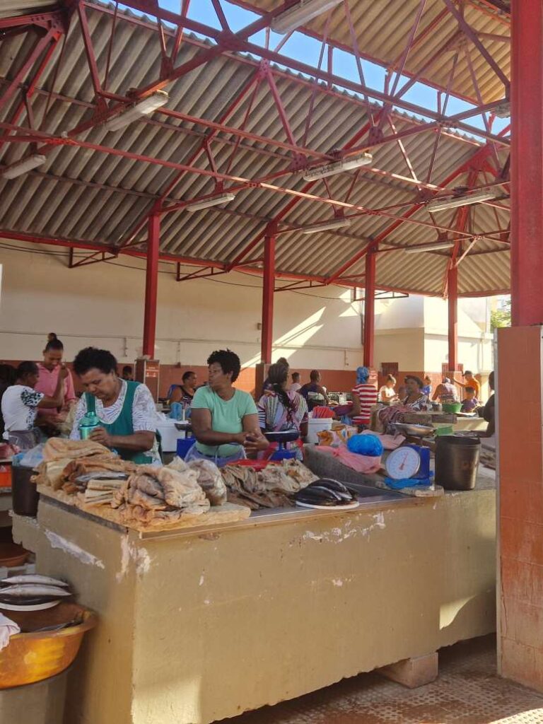 Senhoras a trabalhar o peixe em banca do mercado do Mindelo