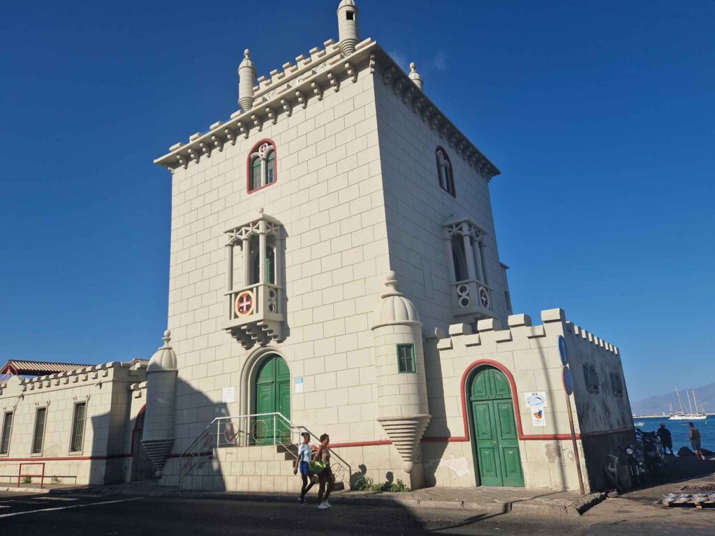 Réplica da Torre de Belém na cidade do Mindo em São Vicente, Cabo Verde