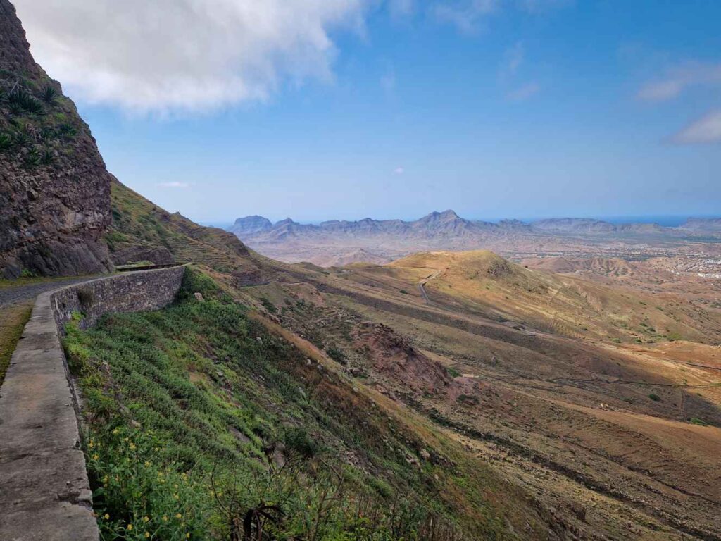 Paisagem em visita ao Monte Verde na Ilha de São Vicente, com uma estrada em pedra à esquerda e terras áridas à direita