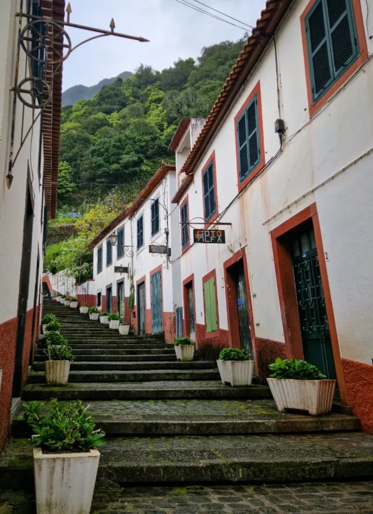 Rua da aldeia de São Vicente na Ilha da Madeira com casas brancas e vermelhas