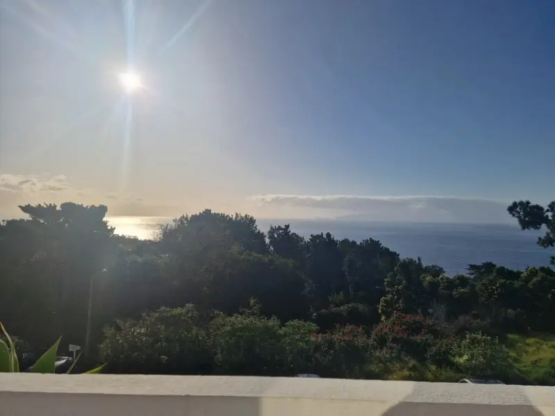 Vista do apartamento sobre o mar e o sol na Ilha da Madeira