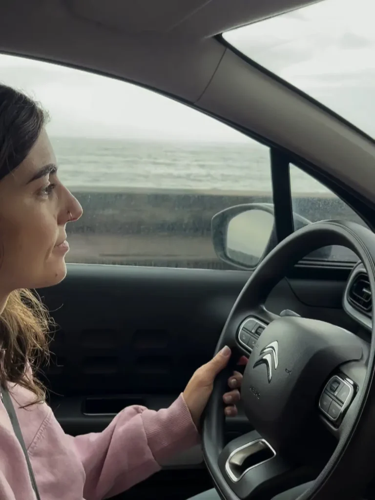 Ana a conduzir carro Citroen