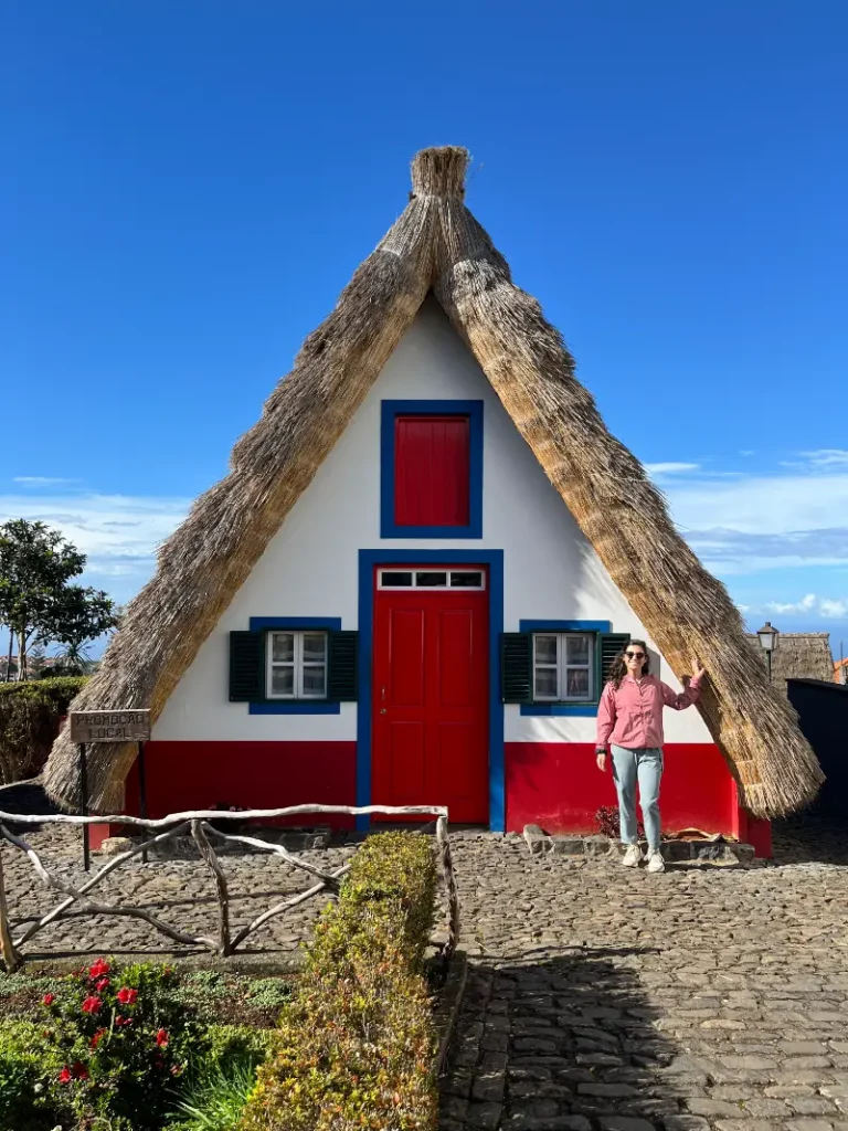 Casas de Santana num roteiro pela Ilha da Madeira