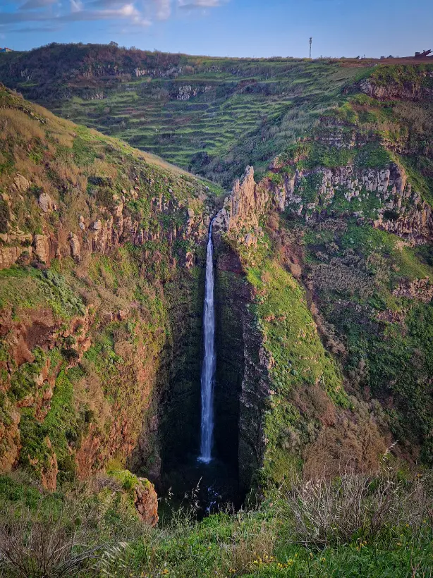 Água a cair num penhasco, na Cascata da Garganta Funda
