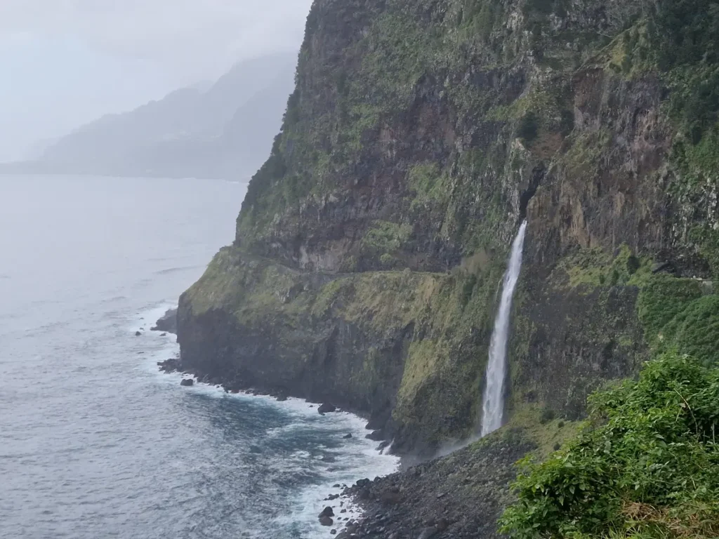 Vistas para a escarpa da Cascata do Véu da Noiva na Madeira