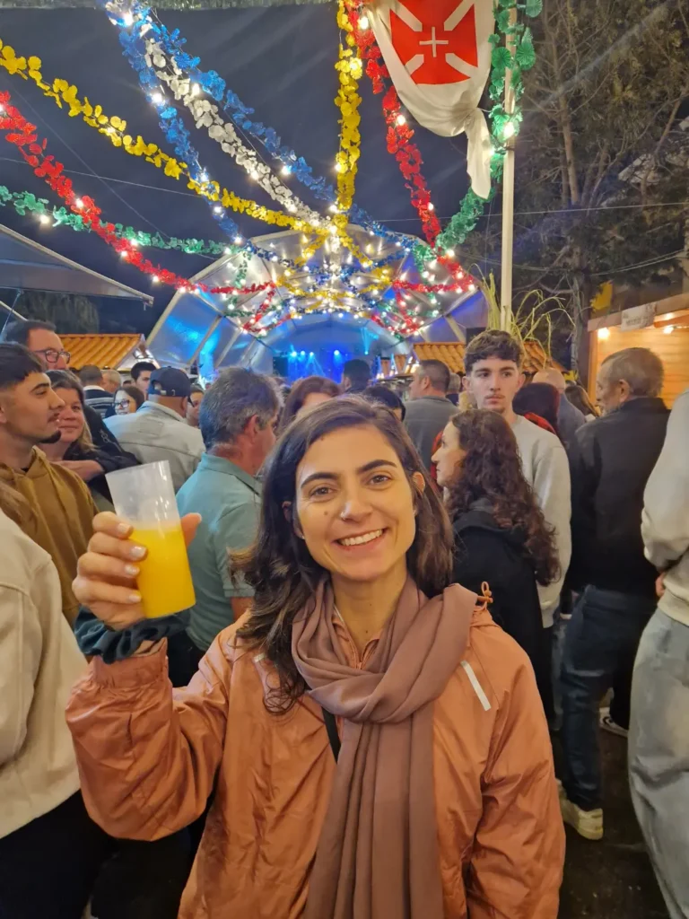 Brinde de poncha típica na Feira Regional da Cana de Açúcar na Madeira