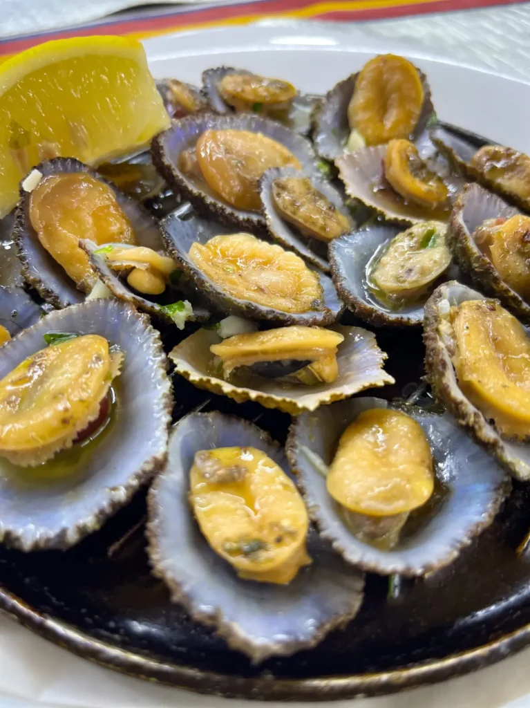 Prato de lapas madeirenses com limão