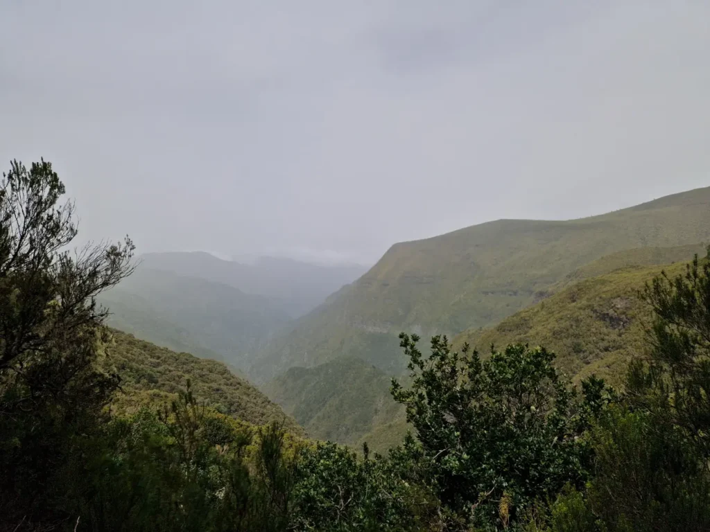 Vistas amplas sobre as paisagens a partir da Levada do Alecrim na Madeira